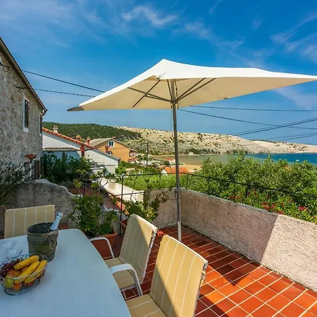 Semesterbostad House V *