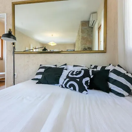 Semesterbostad House V Lopar