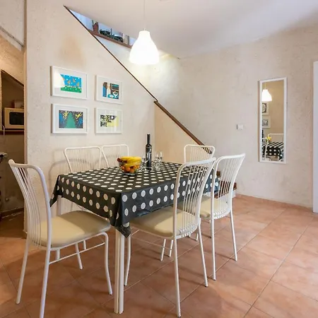 Semesterbostad House V Lopar