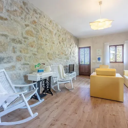 Semesterbostad House V *