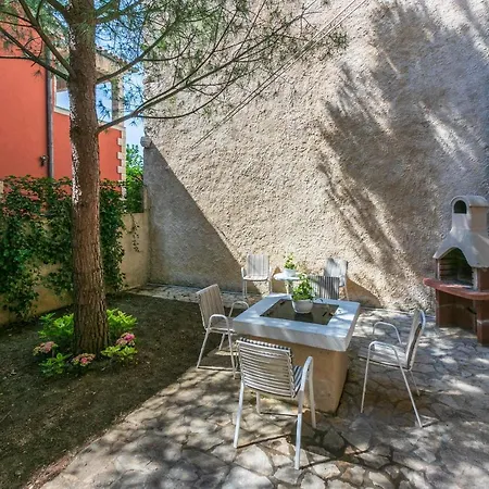 House V * لوبار